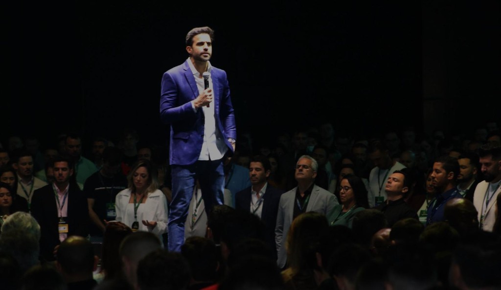 Pablo Marçal no palco com plateia de empresários